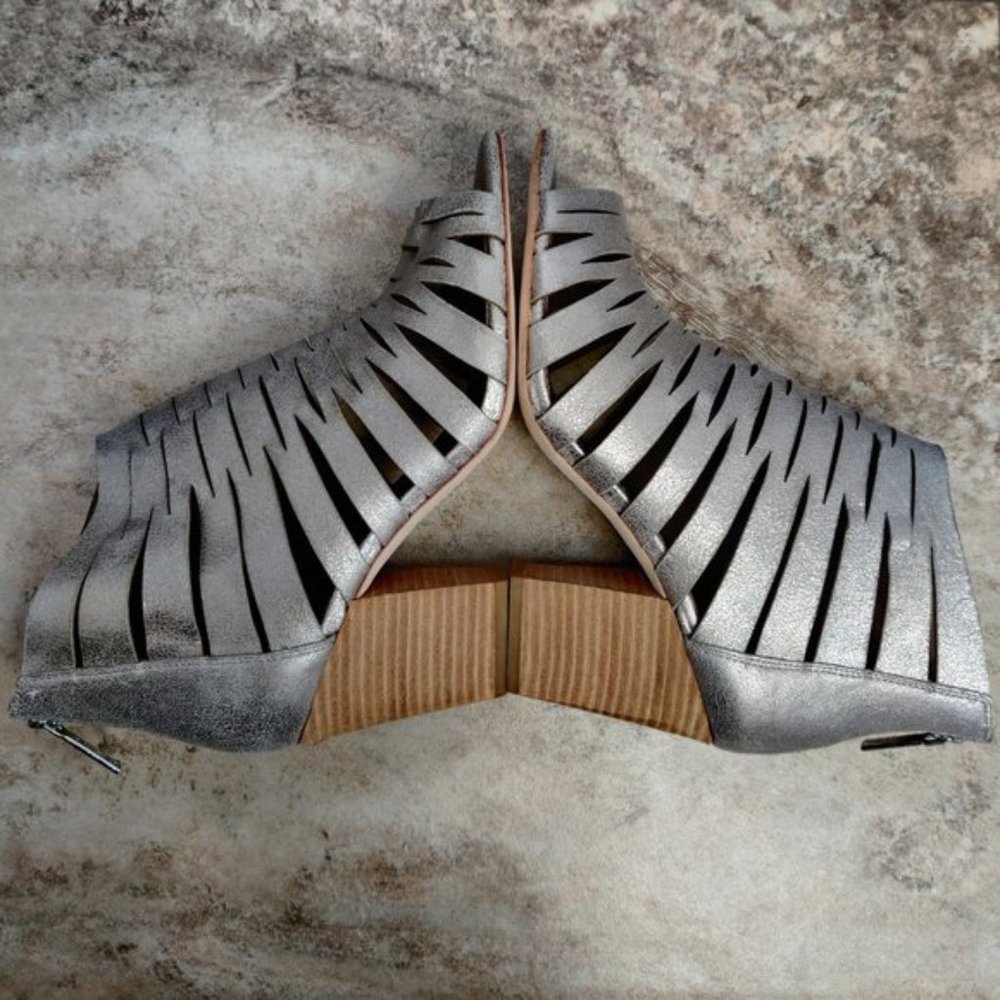 Donald Pliner Greece booties